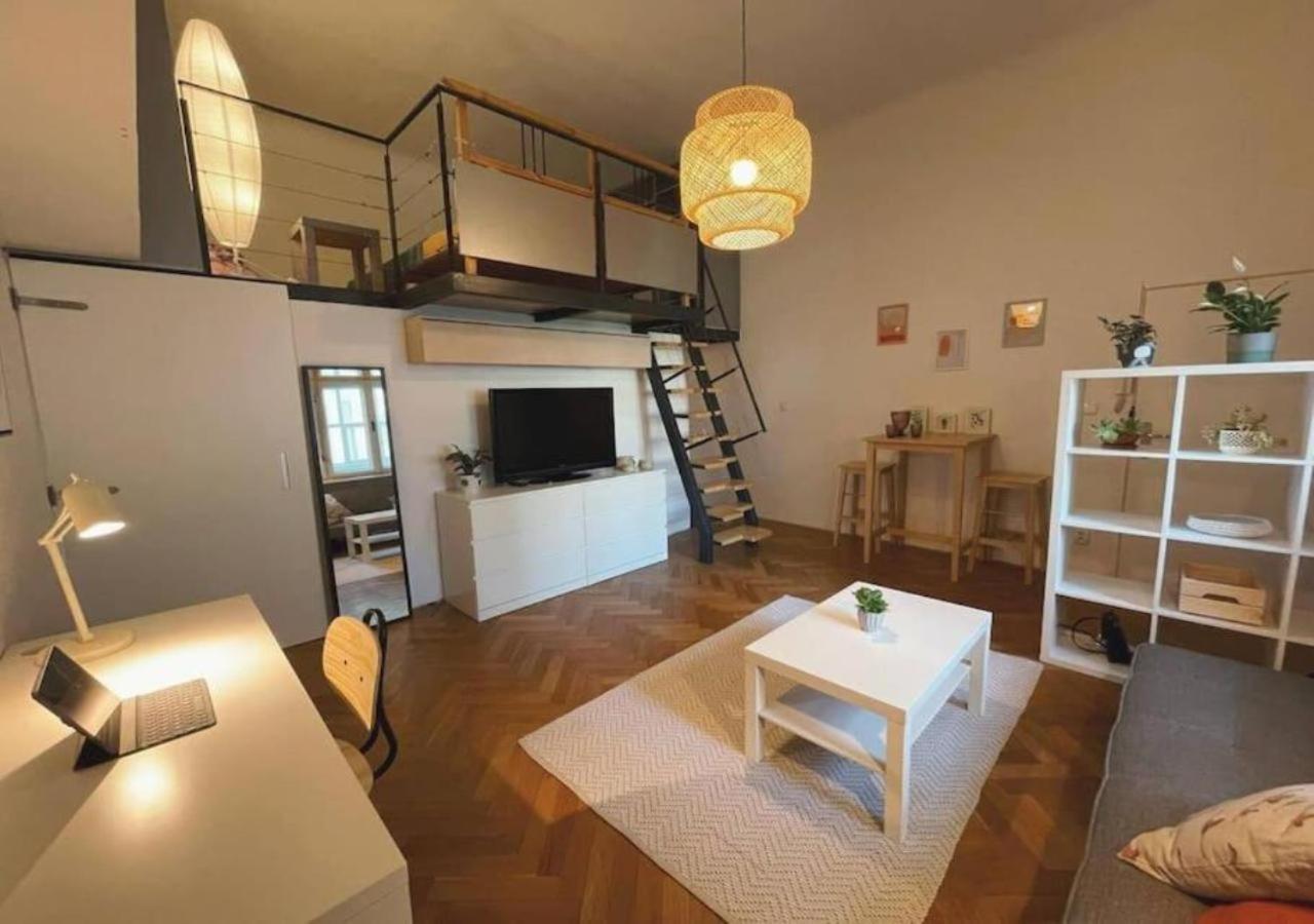 Netradicny Apartman V Centre Братислава Екстериор снимка